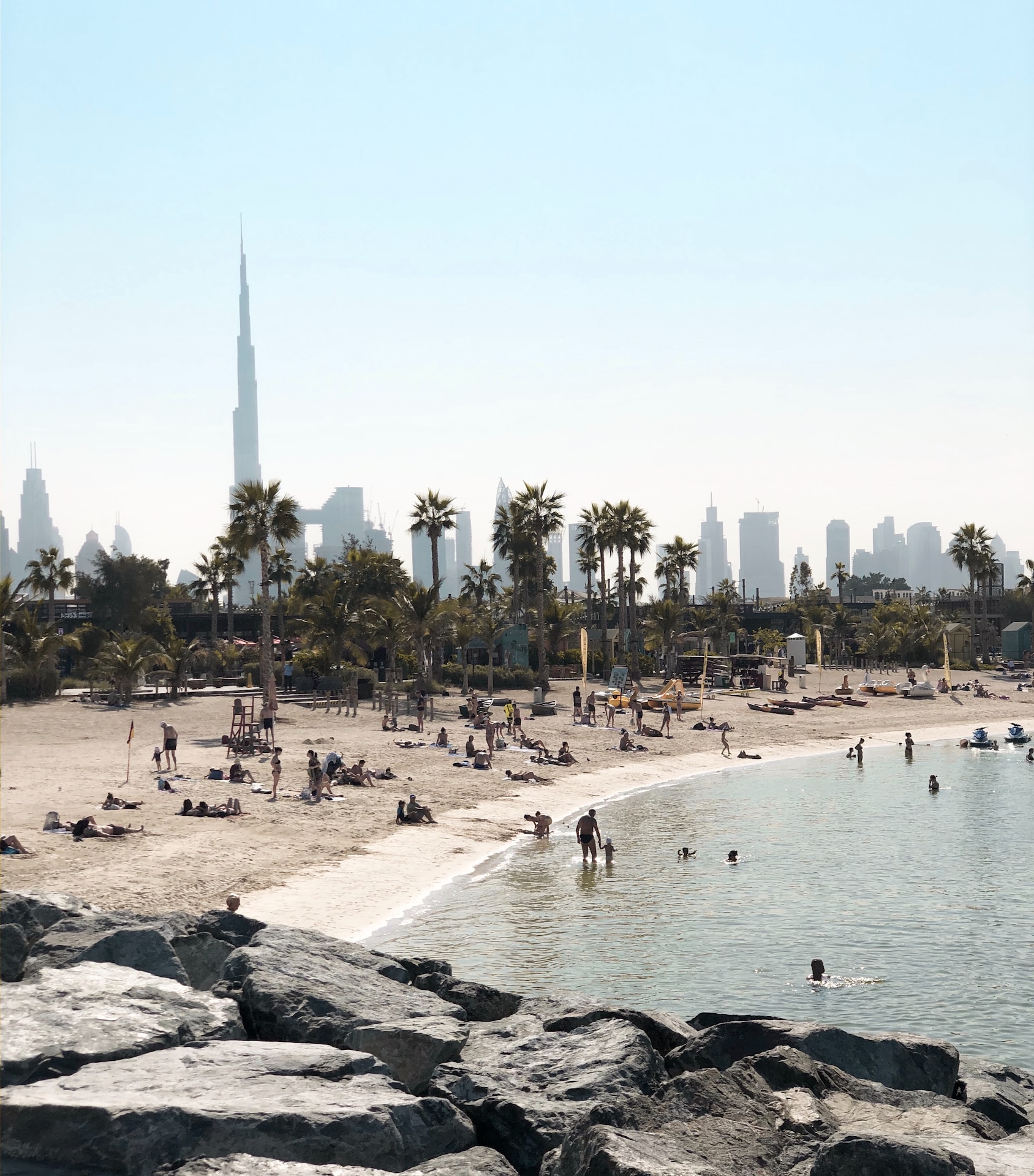 How much does the average estate agent earn in Dubai?